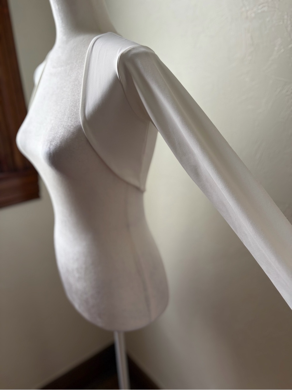 Astoria LIVE LUXE White Shrug Crop Activewear Layer Size Small - Picture 5 of 9